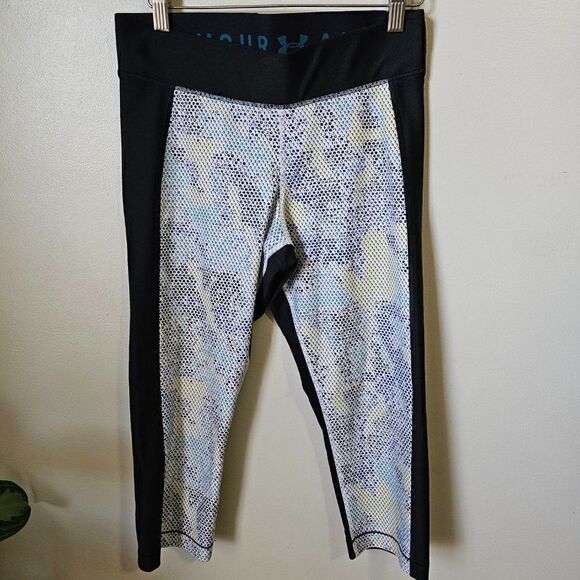 EUC UNDER ARMOUR PRINTED CAPRI LEGGINGS SIZE L - Picture 1 of 11